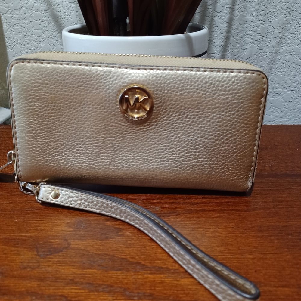 Michael Kors 2019 Fulton Large Glat Multi Function Leather Gold